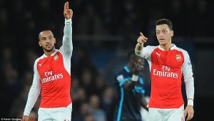 2F8E387800000578-3369444-Walcott_salutes_the_home_crowd_after_the_33rd_minute_goal_agains-m-1_1450741224592
